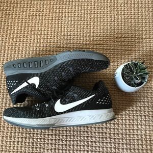 Nike Zoom Structure 19 black sneakers